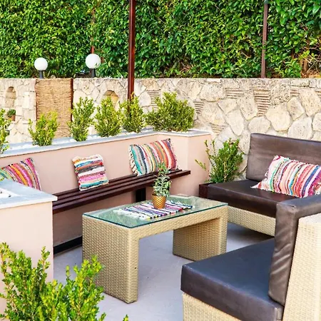 Villa Maggie Alonia *